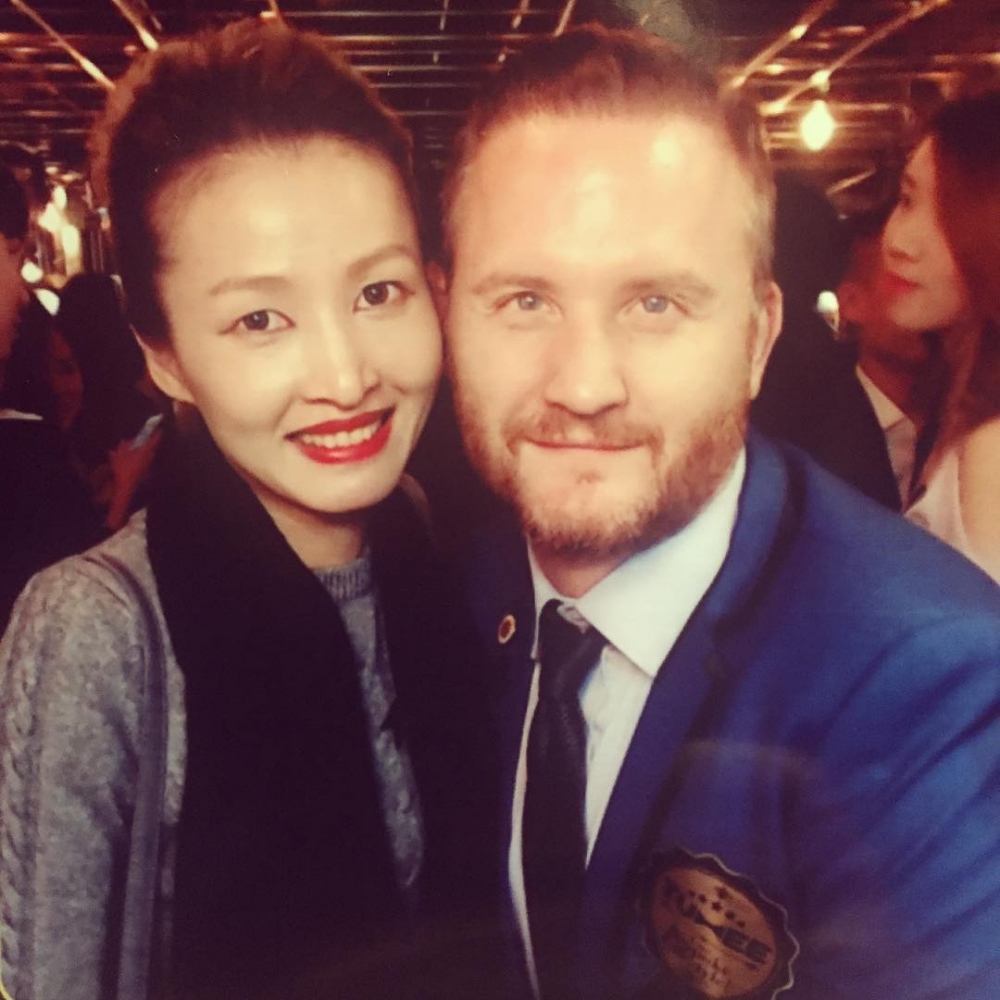 布偉傑日前喺抖音宣布與結婚5年化妝師太太離婚。