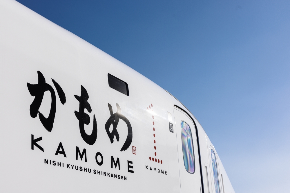 JR西九州新幹線開通後,大家可以乘坐同樣由水戶岡銳治設計嘅海鷗號新幹線,往來佐賀武雄溫泉至長崎縣