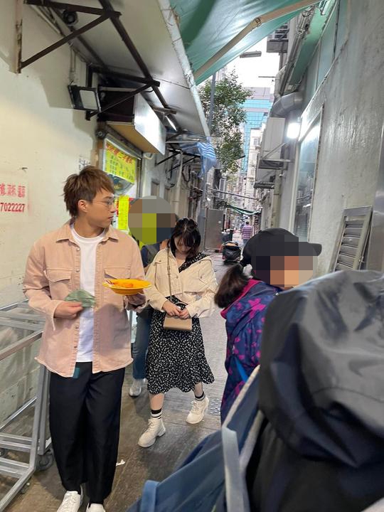 有網民喺深水埗著名小食店撞到坤哥同愛子，坤哥夫婦毫不介意喺後巷一齊食腸粉