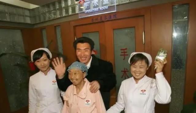 為咗睇落同年輕嘅丈夫更為般配,當時60歲馬玉琴不惜去醫院整容拉皮