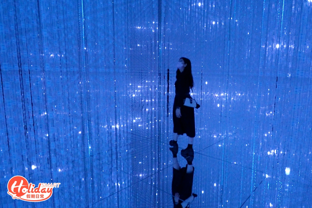 另外必影「無窮無盡的水晶宇宙」，鏡面地板加上一條條垂下的水晶燈，塑造成無限伸展的空間。而去到盡量則為鏡房，可預先下載teamLab APP來控制水晶燈效，來營造不同燈光效果。