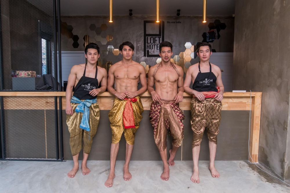 入住酒店嘅時候,會有猛男為你拎行李及清潔房間!