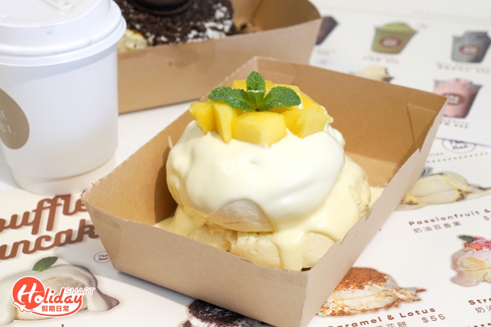 店舖的梳乎厘班戟主打厚而實，卻又保留梳乎厘些少原有的空氣感，特意選用厚身的忌廉芝士配搭，即使淋上厚厚奶油賣相仍堅挺圓潤，蛋香味好突出，入口鬆軟綿密。