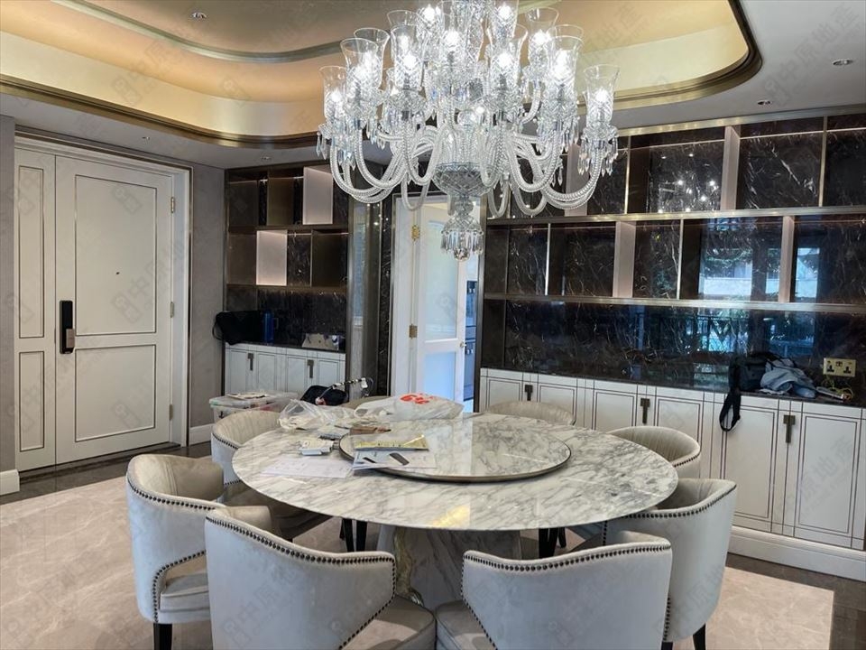 裝修亦用上大量大理石材質,飯廳一盞超大型水晶燈,成屋裝修相當有氣派