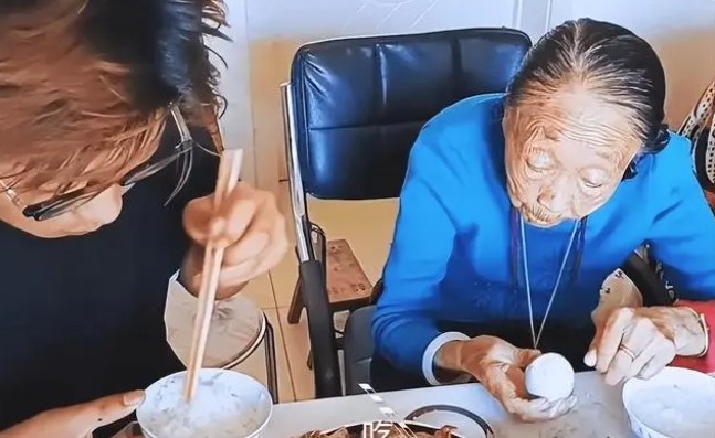 近日公開嘅影片可見馬玉琴已與孫子一齊生活