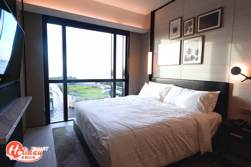 樓高7層的遨堡聖淘沙酒店，提供193間客房，屬統一規格的24平方米客房，分為海景、池景和園景3種房型，設計以黑白為主調，走簡約路線，房間空間不算大，但基本設施齊全。