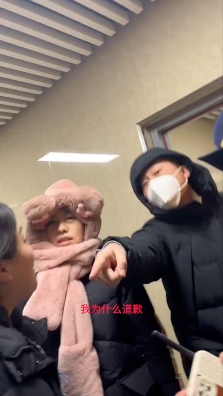 一名同行女士、男童父親及兩名地鐵站職員到場。