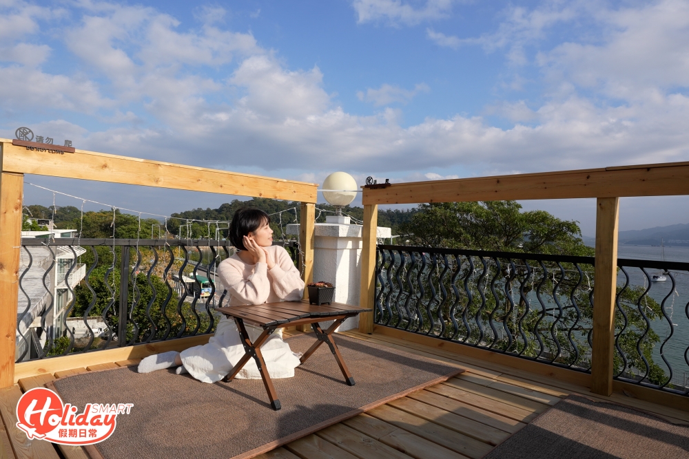 榻榻米位置增添幾分寫意感；大家可以外賣食物及咖啡到天台，望著無敵大海景慢慢歎！