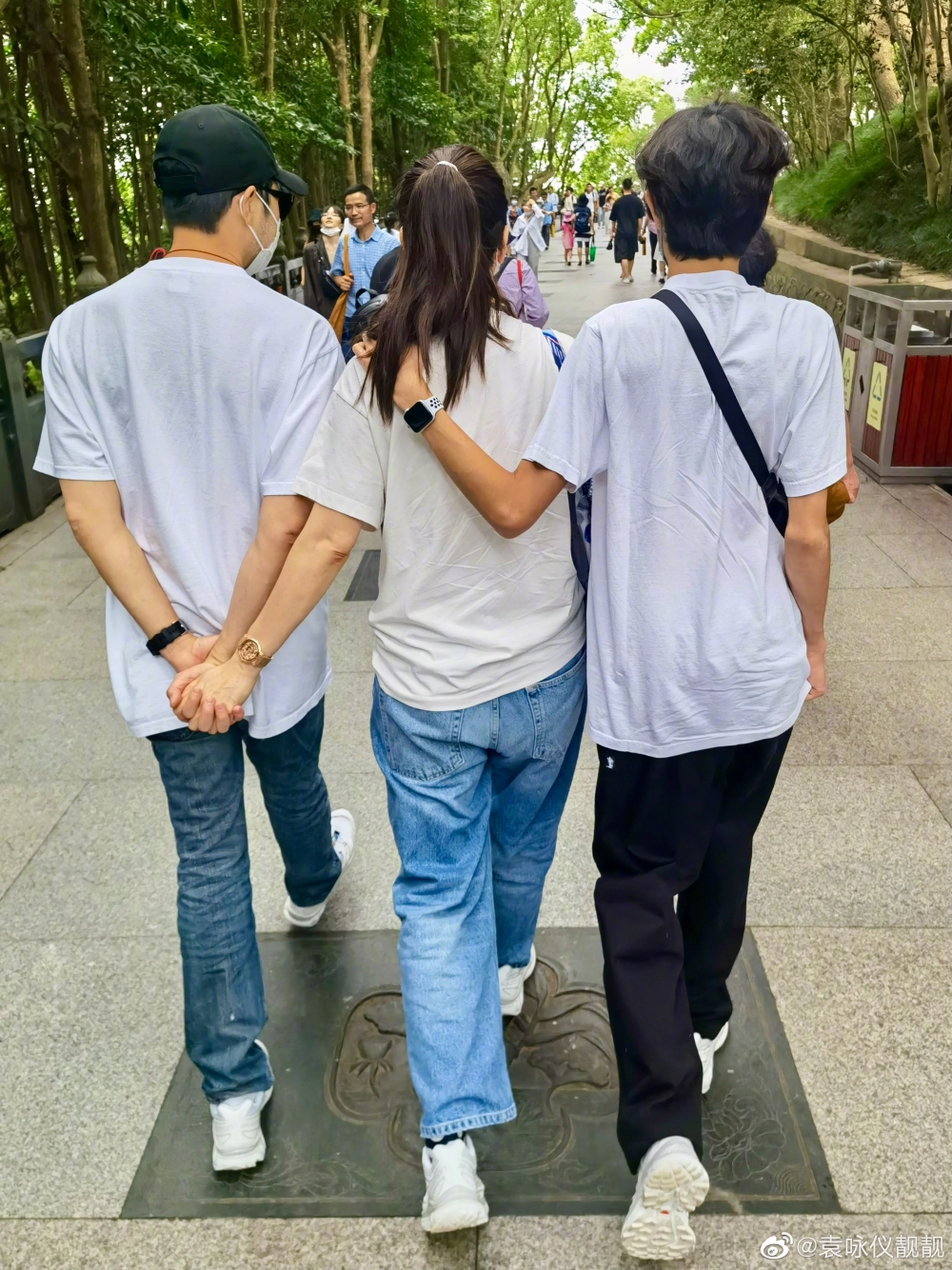 網民笑言一睇就知喺Chilam同靚靚:「他們每次牽手的方式都很標誌性哎」