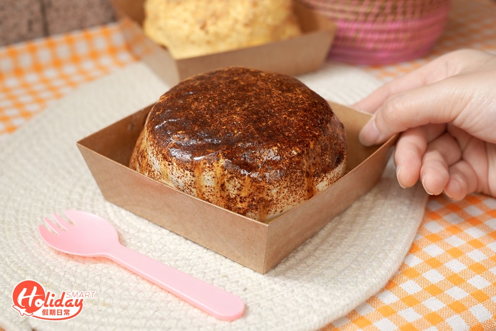 甜味款式中必食焦糖咖啡口味，焦糖味十分突出，面層灑上咖啡粉，再淋上咖啡奶醬，整體味道帶甘甜不苦澀。