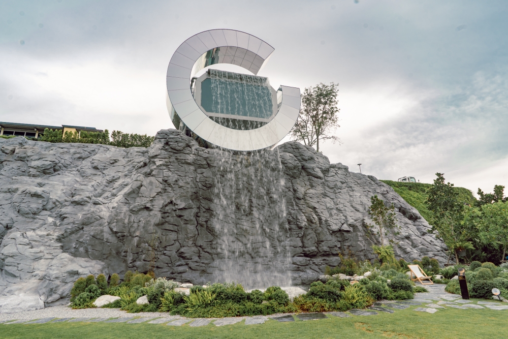 地球Zone有綠色草地和人造瀑布~