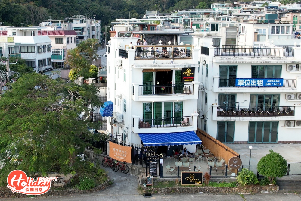 新開業的咖啡店「Relax B&M」由貓店長駐場，有齊西餐輕食、正宗泰式按摩及無敵大海景，黃昏欣賞日落一流，難怪開店不足一個月即爆紅！