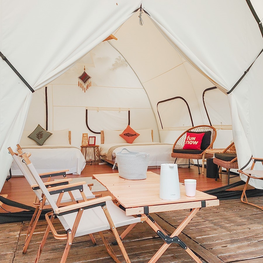 營地內嘅帆船形帳篷有5米大。