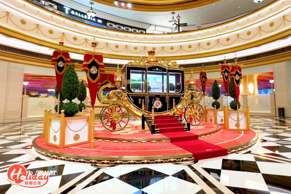 而大廳也擺設了一輛皇家馬車，當中當中也會見到不同的英國景色及英女皇最愛的柯基犬。