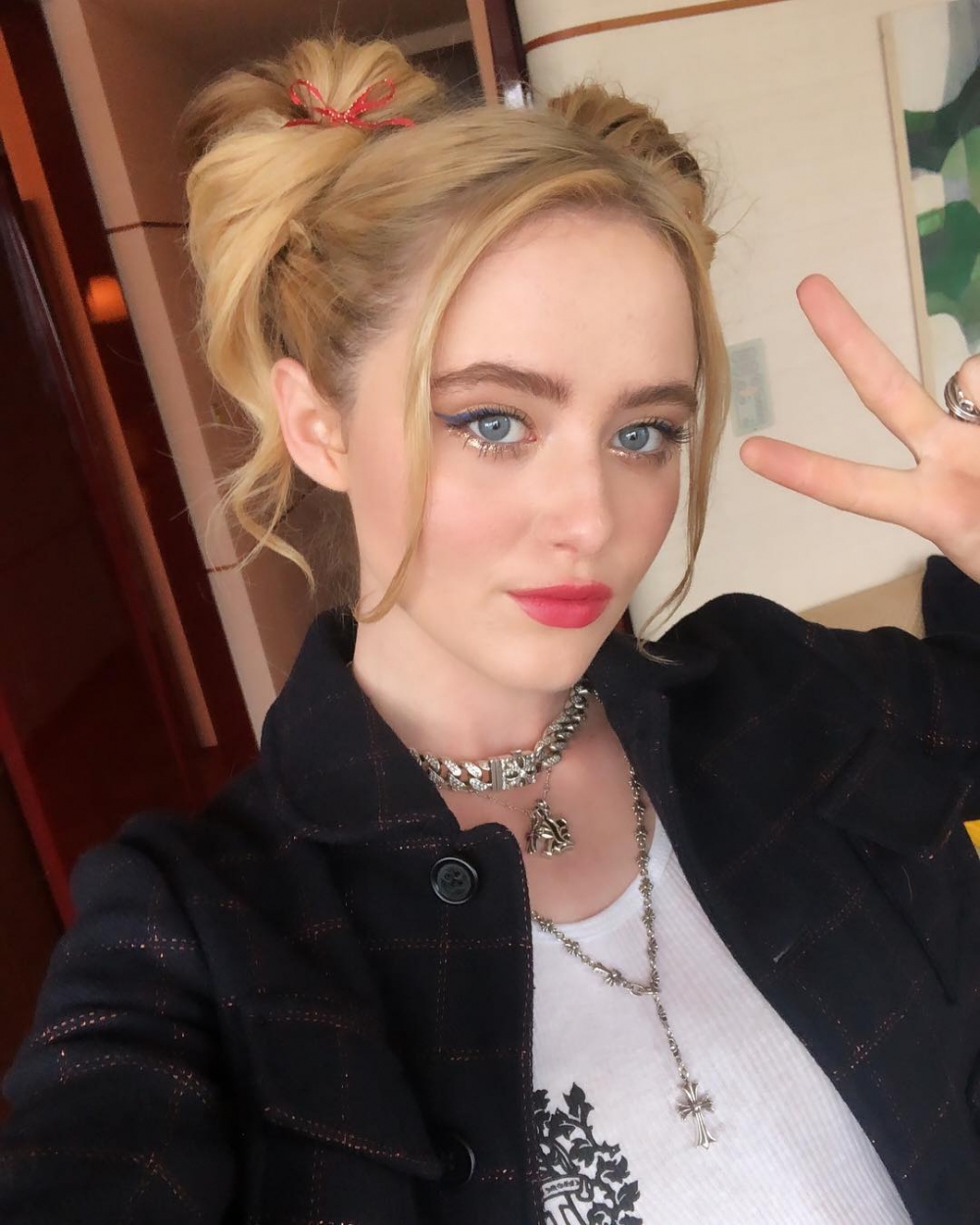 有網民發現Kathryn的某些角度撞臉Amber Heard~