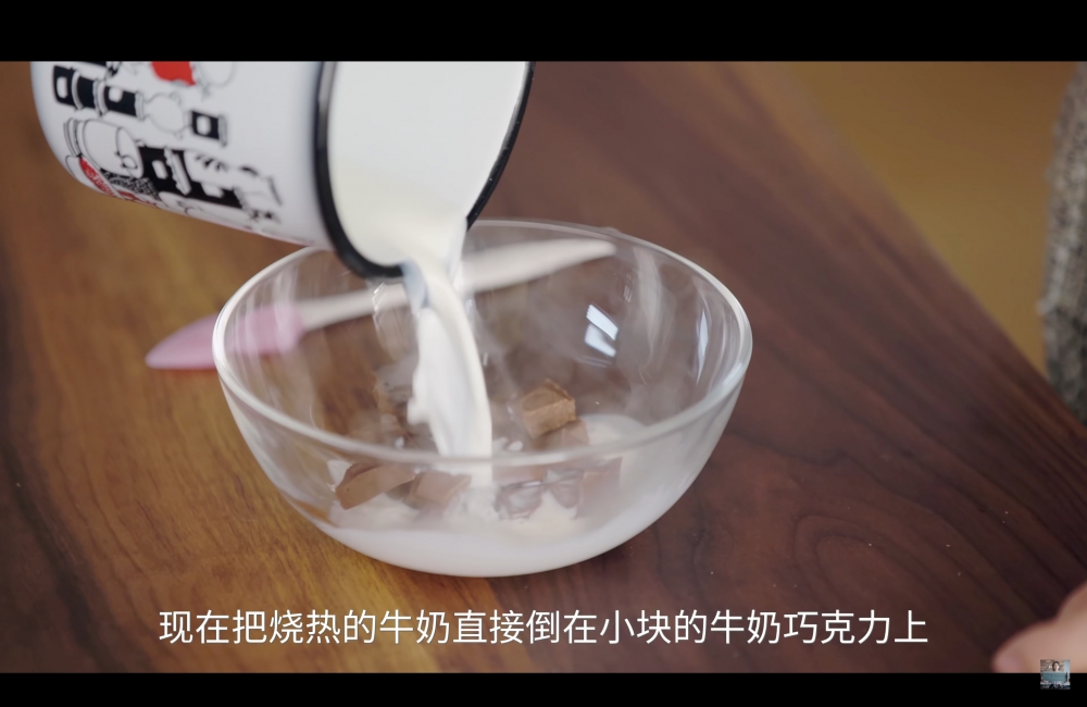 加熱牛奶後，倒入小塊的牛奶朱古力。