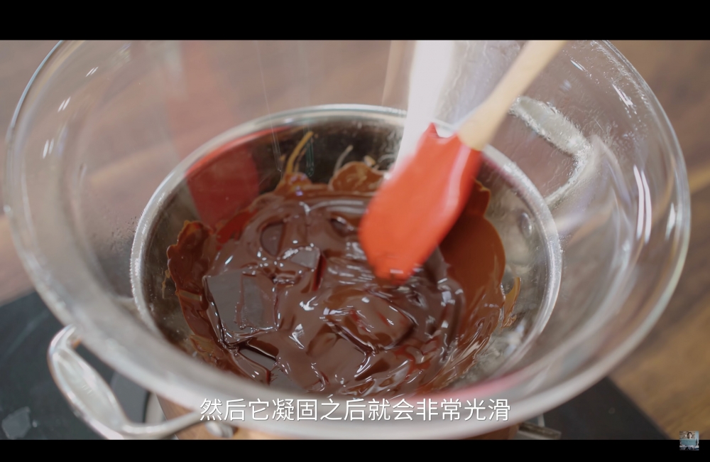攪拌黑朱古力至完全融化，表面呈光滑～