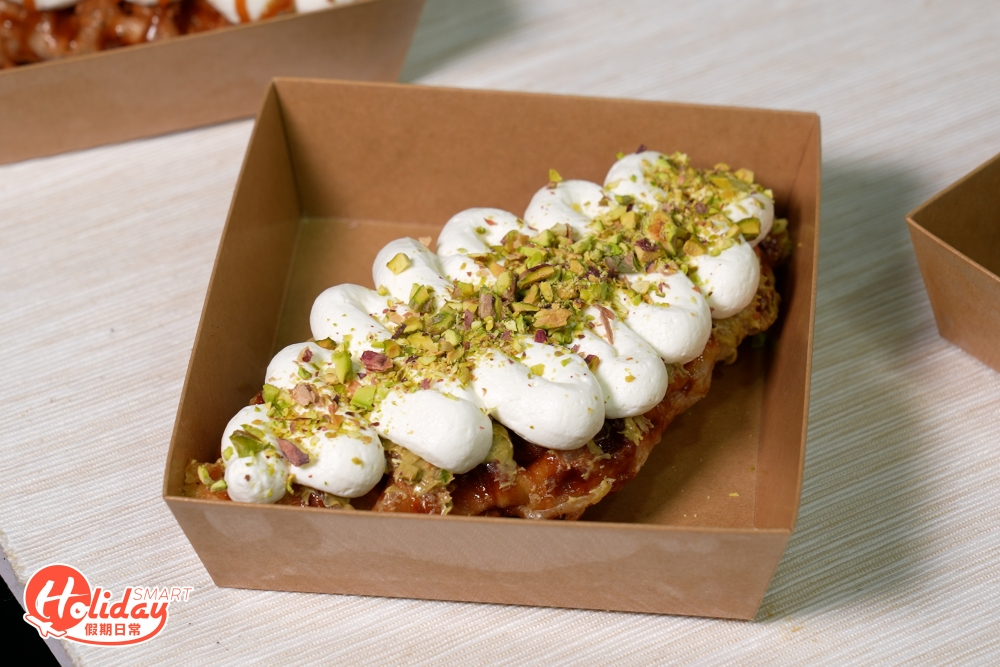 開心果控牛角包窩夫並非周圍都有，表面塗上開心果醬和開心果碎，窩夫如其名開心果控必食。