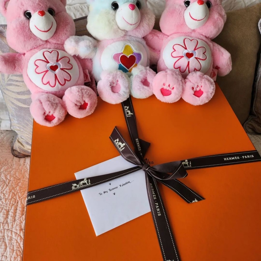 陳茵媺喺IG晒出陳豪於嘅情人節禮物，超大嘅Hermès橙色禮盒相當搶鏡