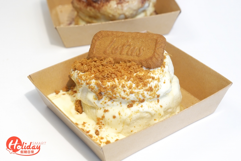 不過數到賣相最吸引一定是人氣口味焦糖奶油，兩層厚厚的班㦸上淋上焦糖醬，再加上Lotus脆餅餅碎，口感更豐富，最重要是不太甜膩。