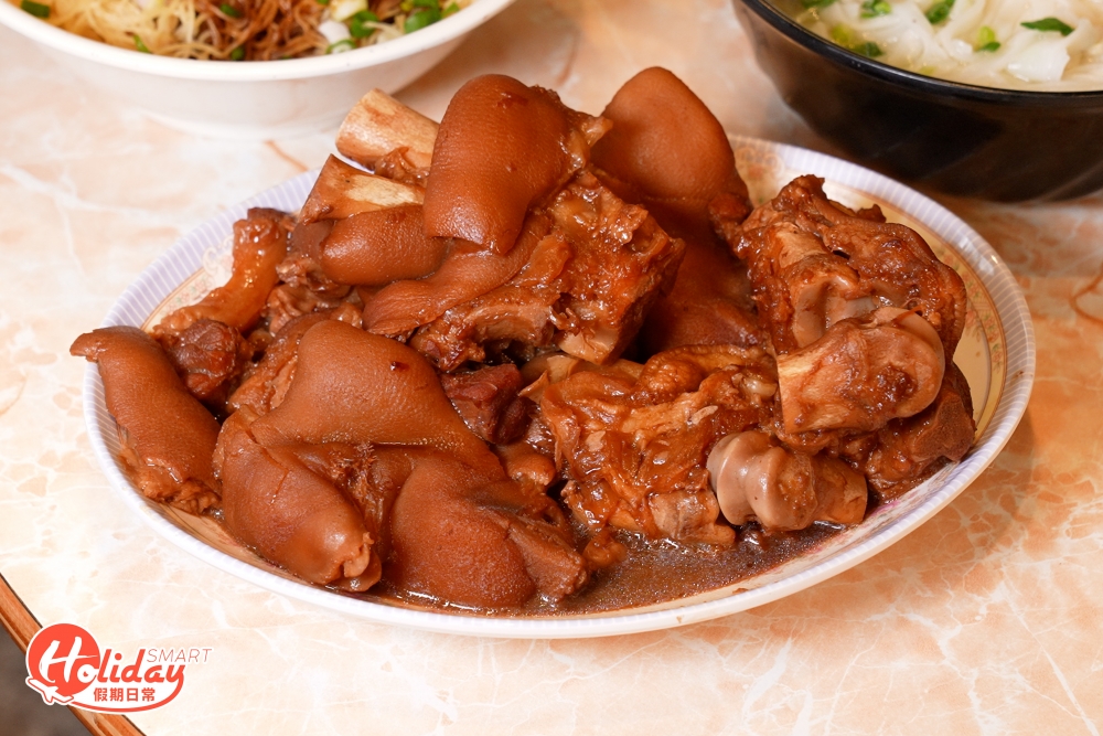 豬手以南乳、花椒八角等炆製,炆得夠入味外,豬皮食落彈牙又有咬口