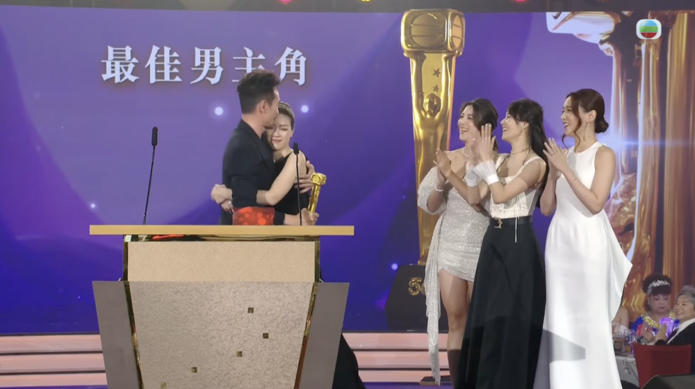 陳豪講完感言後安慰返太太，好sweet！