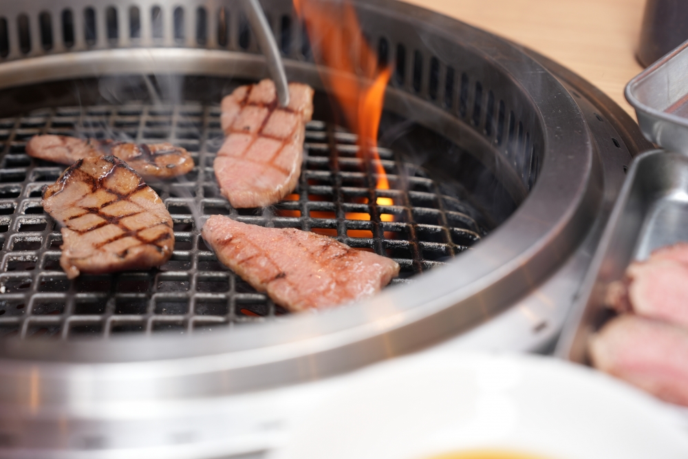 村內可以搵到燒肉店、串燒店及居酒屋等等,食物水準不俗