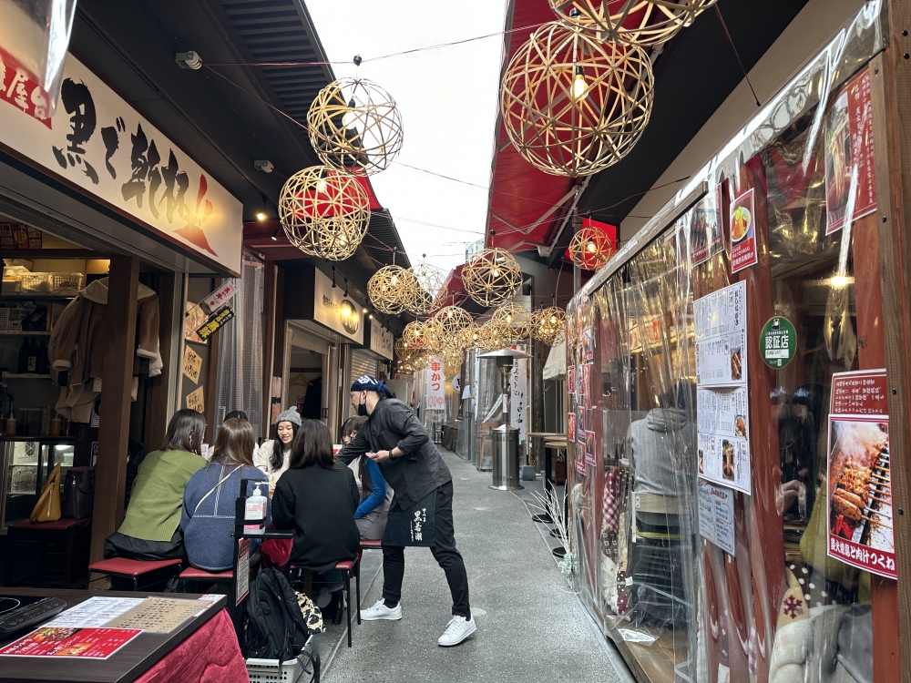 屋台村內嘅餐廳分別有室內及室外座位,唔少人喜歡坐喺室外