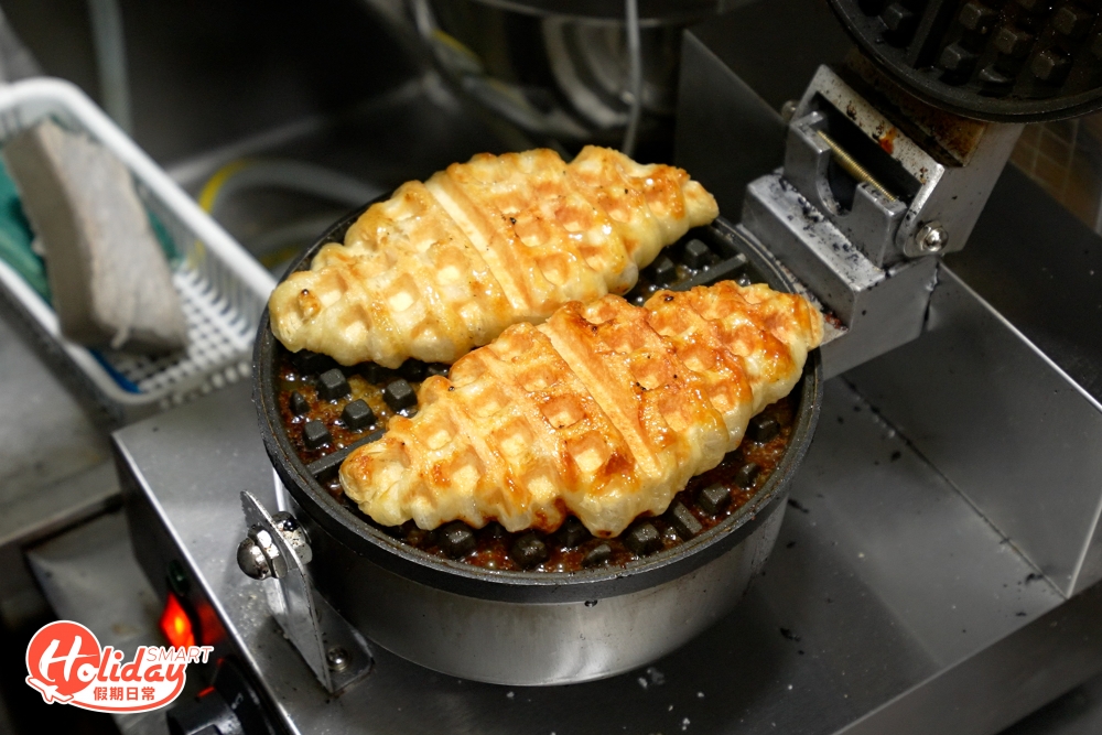 今次舖頭轉型亦帶來新品，就是近年大熱的牛角包窩夫，挑選來自法國的牛角包麵糰，貪其牛油香特別濃郁，蘸上砂糖後再將麵糰烘壓成窩夫，表面佈滿焦糖，口感層層酥脆鬆化，兩邊都焗至香脆，再放上不同的配料。