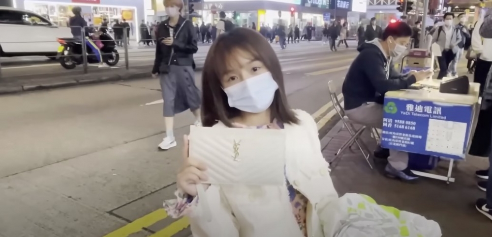 女子稱自己叫Yves Saint Laurent