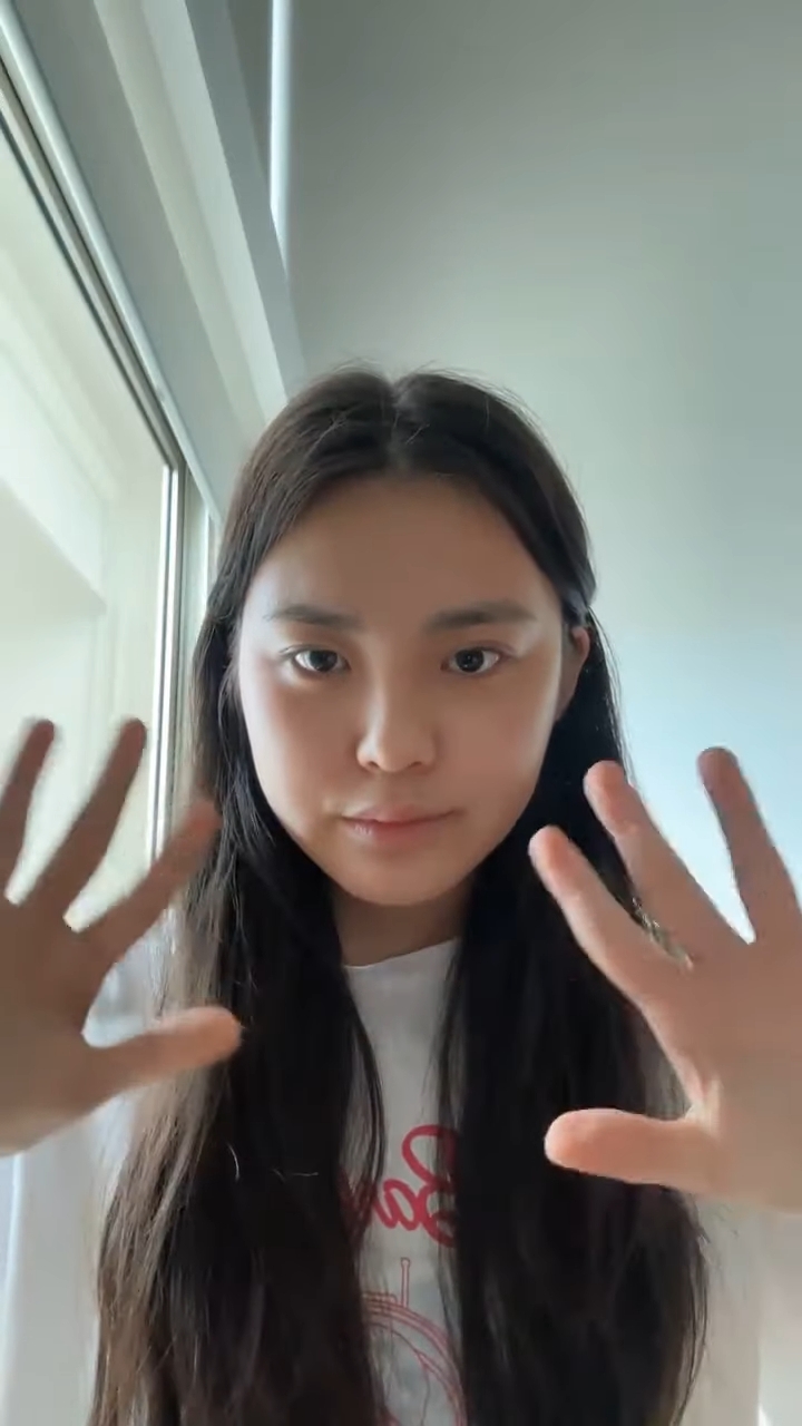 早前開live以素顏出鏡嘅Chantel都曾被網民批評。