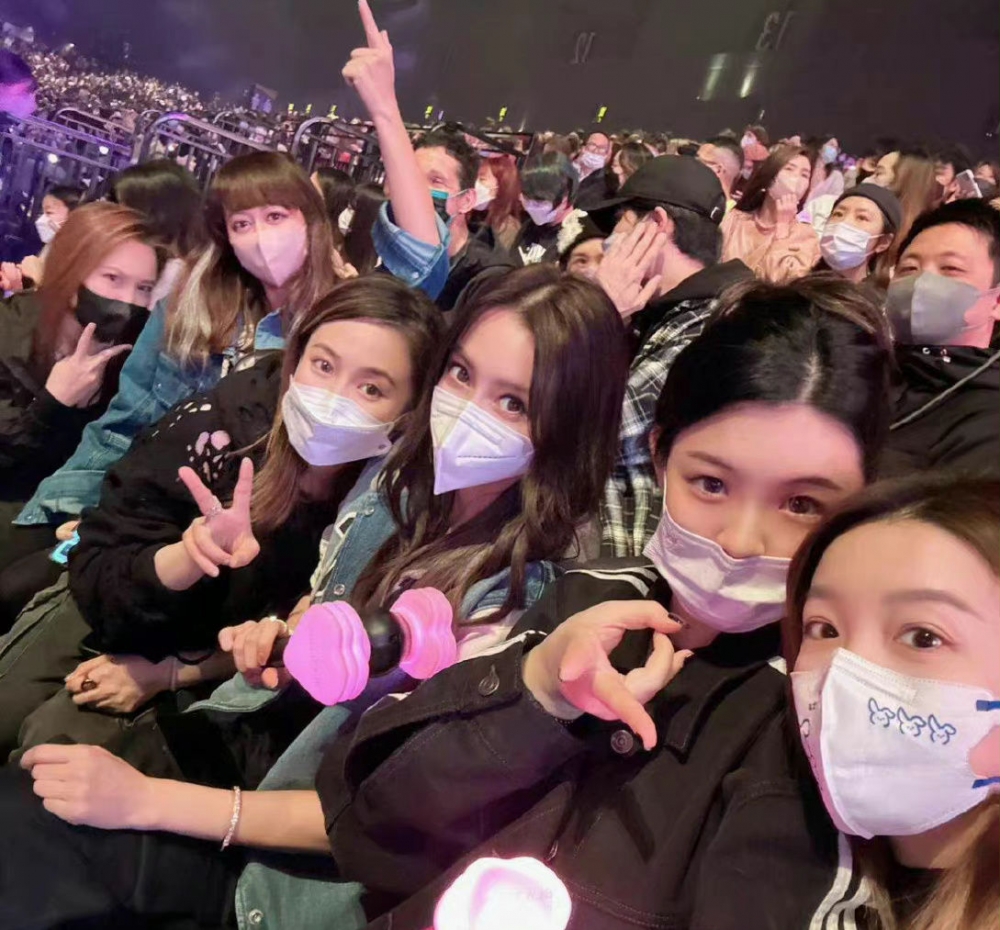Angelababy同朋友一齊睇演唱會,佢仲帶埋BLACKPINK嘅應援手燈出席