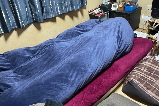 倉田仲係用緊細個瞓覺緊嘅床。