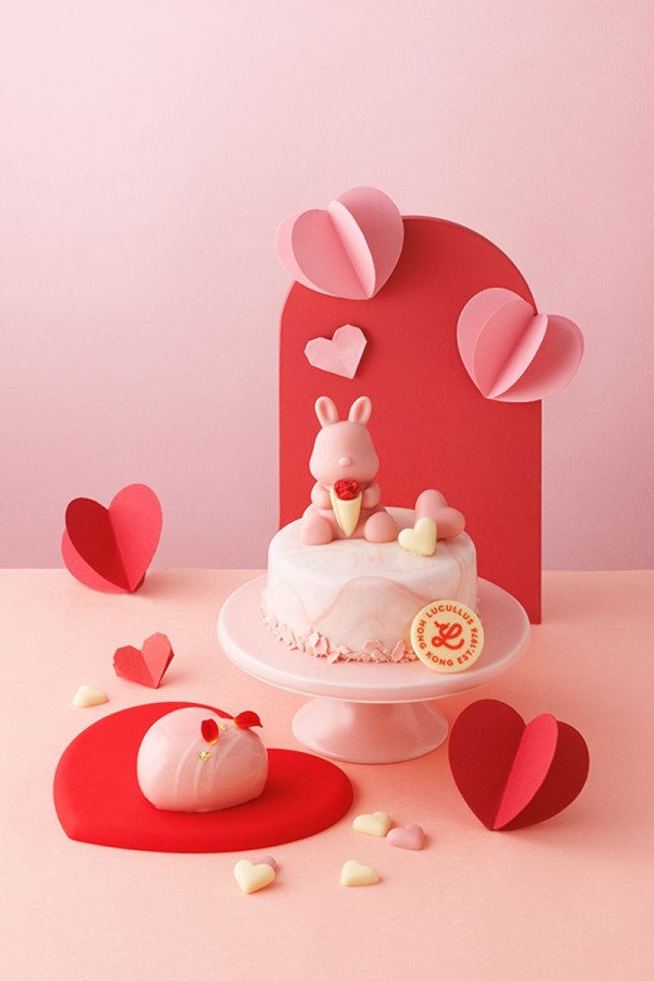 「浪漫花兔」士多啤梨櫻花茶慕絲蛋糕及心形件裝蛋糕。