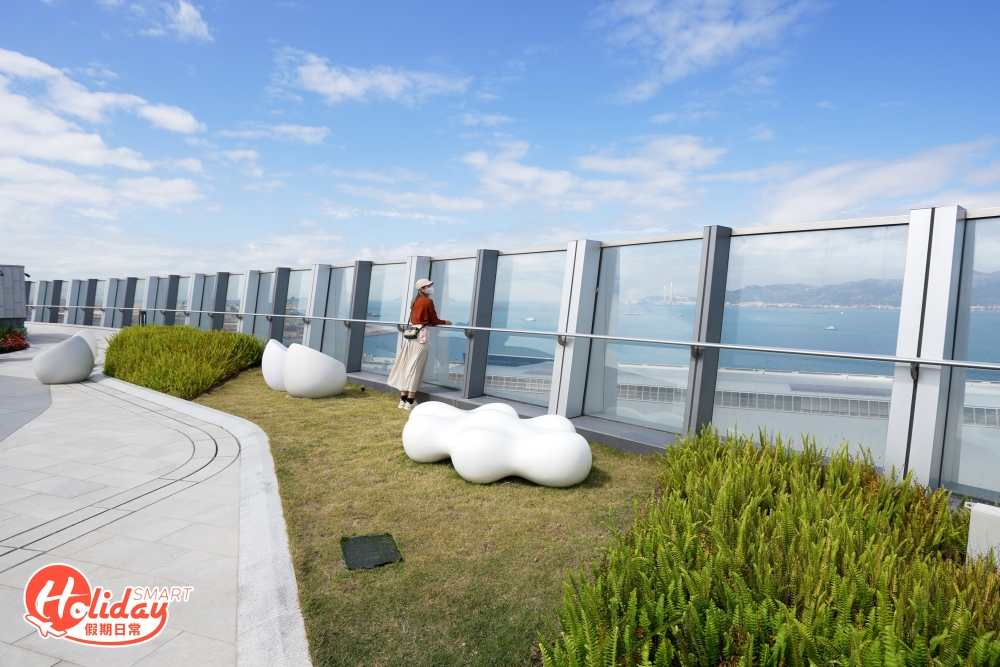 其中酒店一大亮點就是天際平台，可全方位飽覽大嶼山景致，更設有天際健身區、天際跑步徑和有機農場等康樂設施。