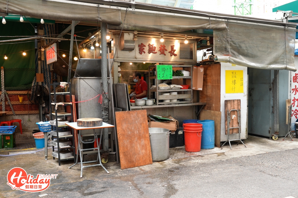 街頭巷尾的鐵皮大牌檔近年已買少見少,香港現時只剩下不足30檔,當中這間長發麵家從1958年開業至今的就是其中一間。
