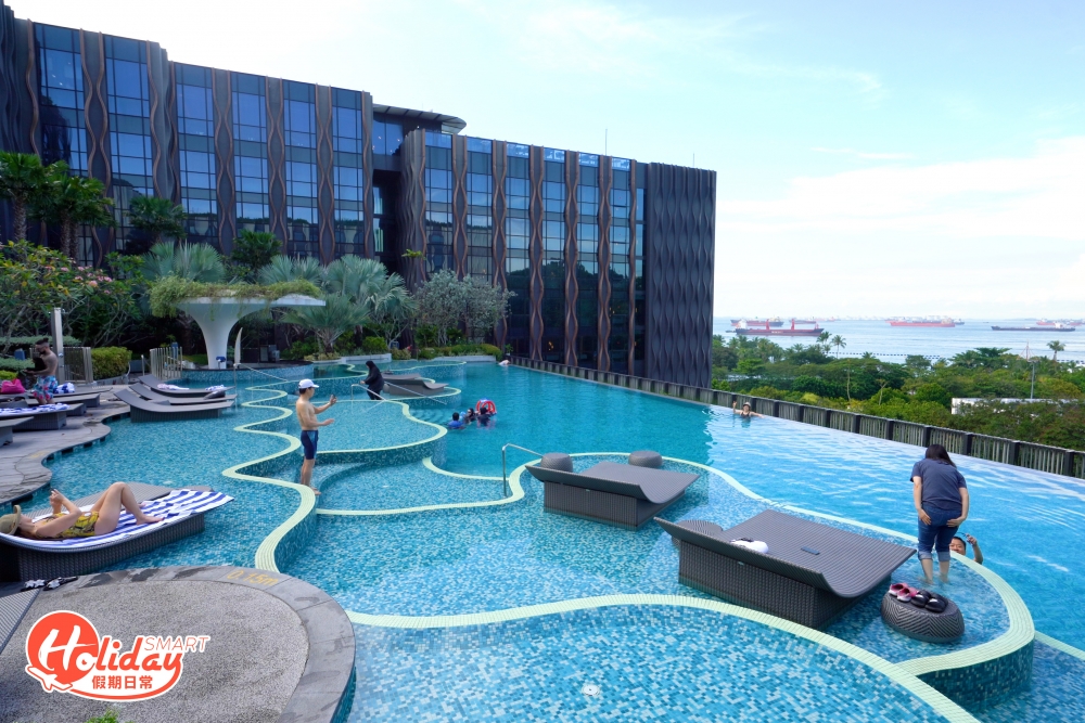 酒店位置和交通算方便，距離最近的地鐵站只是5分鐘路程，步行到新加坡環球影城只需10多分鐘，同時鄰近時光之翼燈光水舞Show、水上探險樂園和S.E.A.海洋館等，房租每晚SGD 302起 (約港幣$1,760)，CP值算不錯！