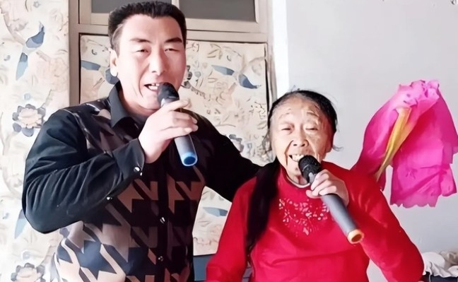 李玉成夫婦開設帳號喺網上分享短片公開夫妻平時嘅生活,近年甚至仲開始直播帶貨