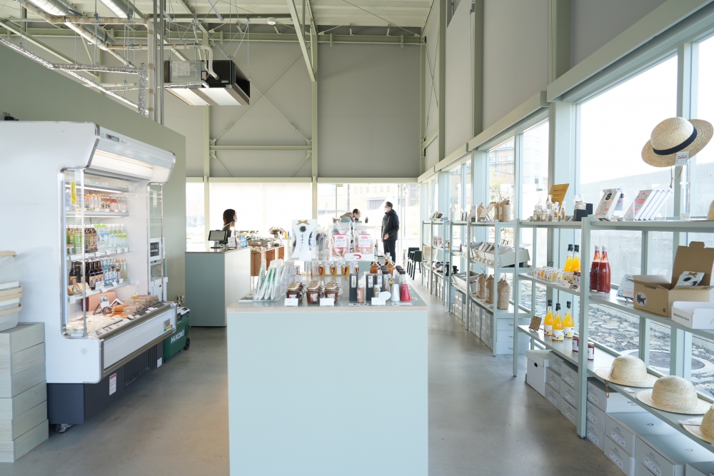 道の駅「うれしのまるく」內嘅UPLIFT SHIMOJYUKU手信土產店
