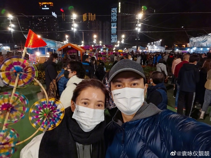 北上工作多時,原來日前張智霖同靚靚已經返咗香港過農曆新年,更齊齊行花市添!