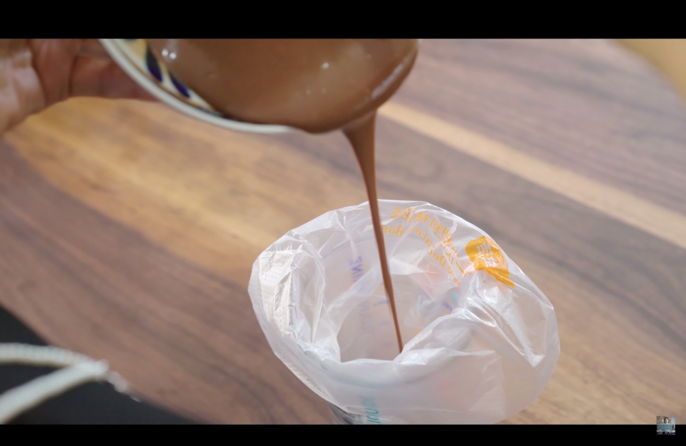 將朱古力酒心倒入裱花袋中。
