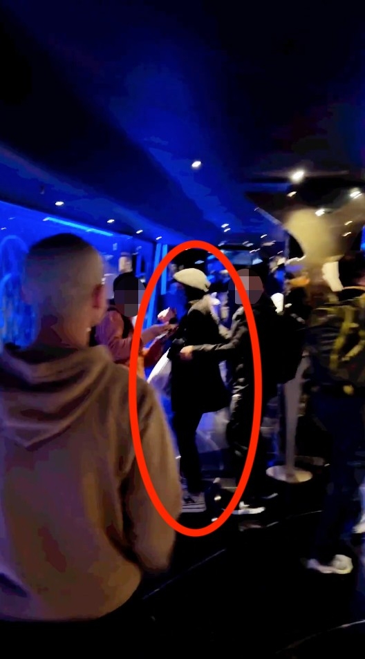 路人直斥:「X你老X!你個濕X導演,喺度借?妹上位,呃?妹錢,喺度食人血饅頭!」
