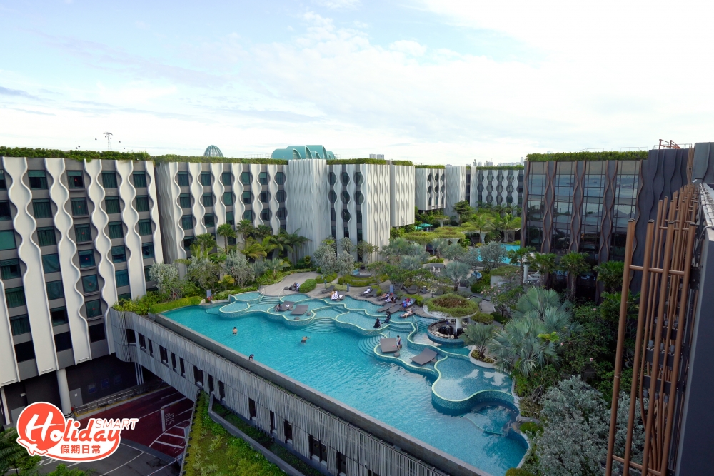 酒店重頭戲是位於3樓的無邊際泳池，以土耳其名勝棉花堡為藍本，設有躺椅，更是望海景，可以盡情享受日光浴，同層還有兒童遊戲池、懶人游泳池和冒險池等主題泳池，池畔亦設有Mini Bar。