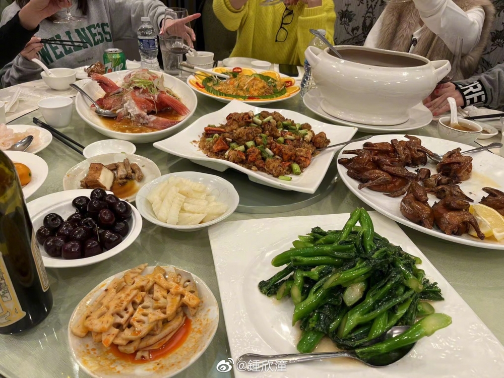 阿嬌貼出大量美食照。