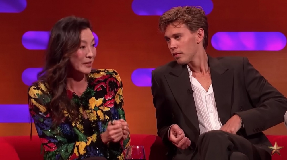 於節目中楊紫瓊就表示佢奪得金球獎影后收到成龍嘅短訊