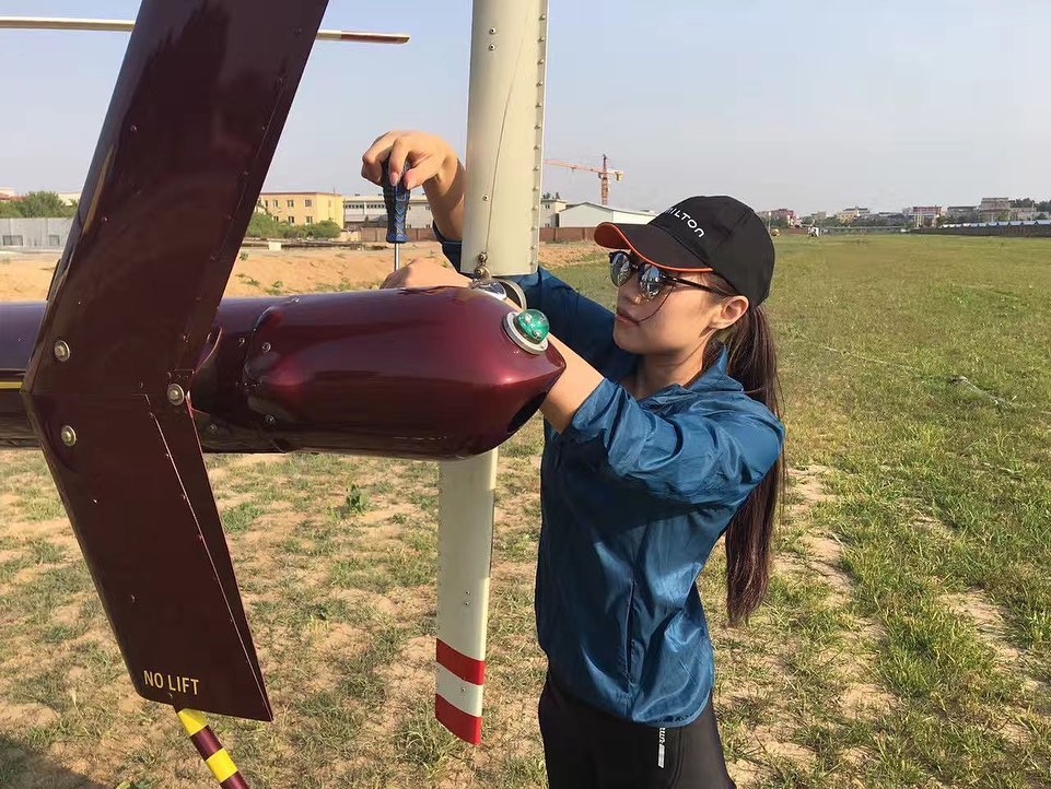 Chris係一名飛機工程師