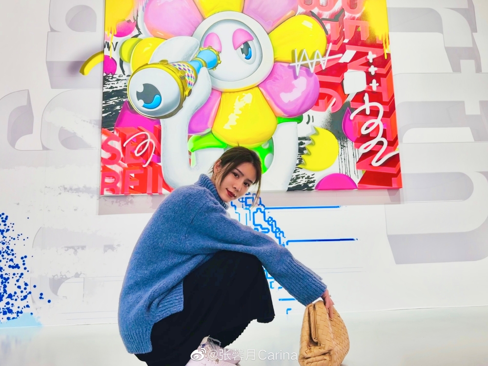 張馨月一張拎住手袋嘅相片