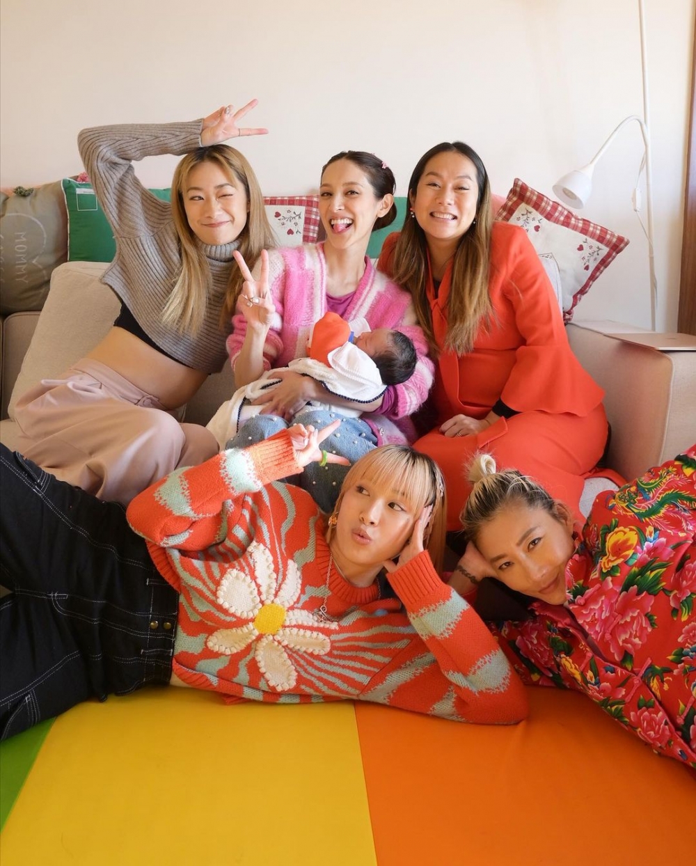 Grace坐月都有好多活動，唔少好友都上門探望BB