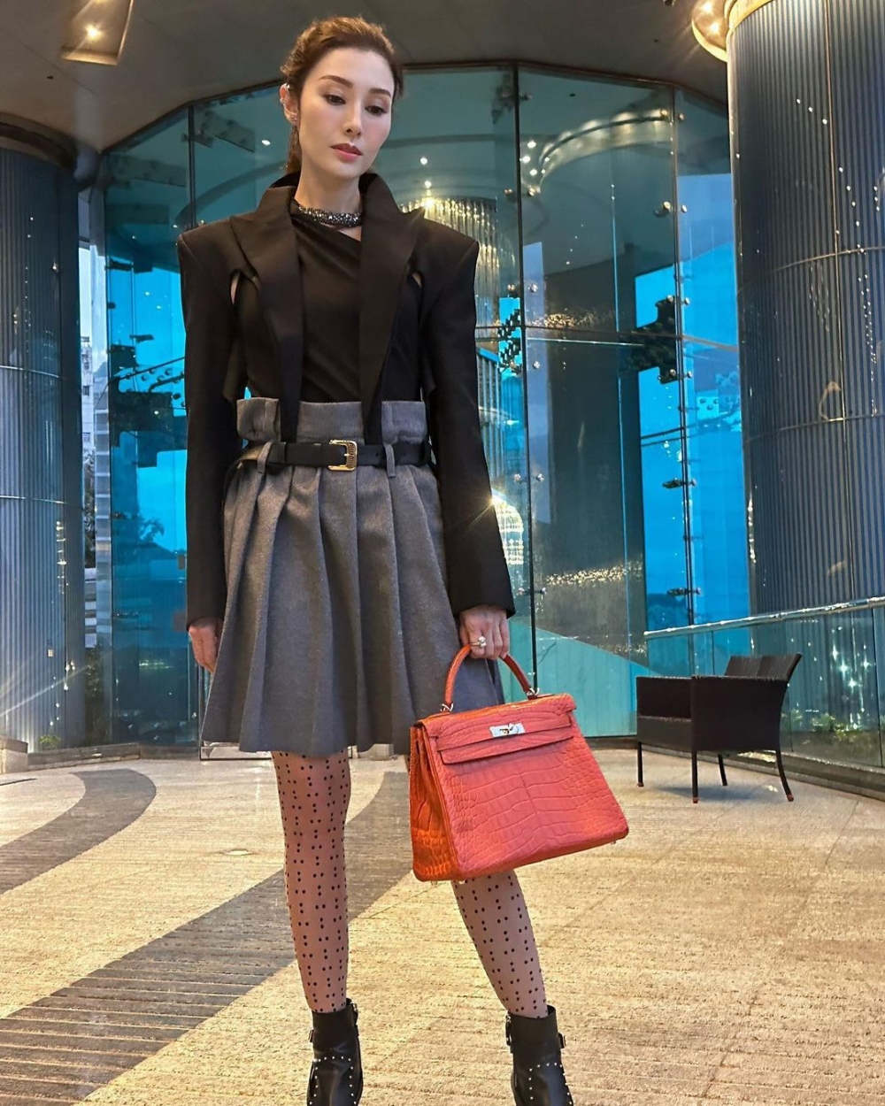 日前李嘉欣晒出近照，相中佢著止黑色上衣，配灰色白摺裙，加上波點絲襪，打扮相當少女，最搶鏡嘅當然係佢拎住嘅Hermès手袋
