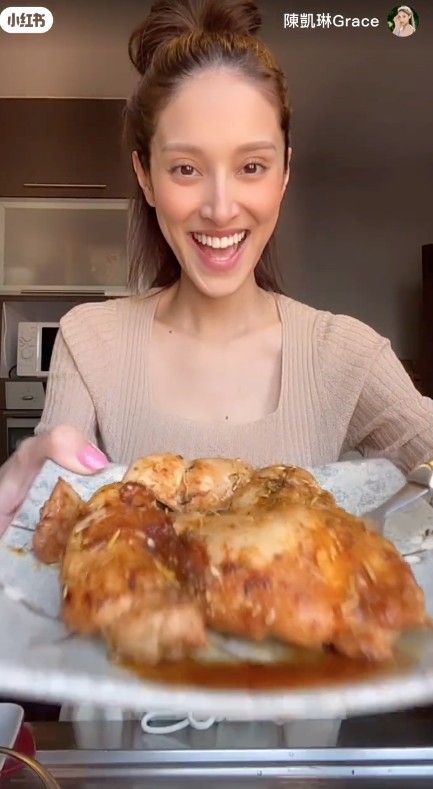 Grace以英文表示呢道菜相當簡單，佢十分貼心咁將食材一一show喺鏡頭前面